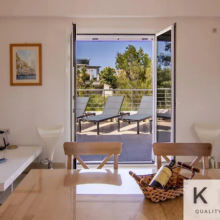 Red #1 & #2, 1 Minute From Megas Lakos リクスリオン