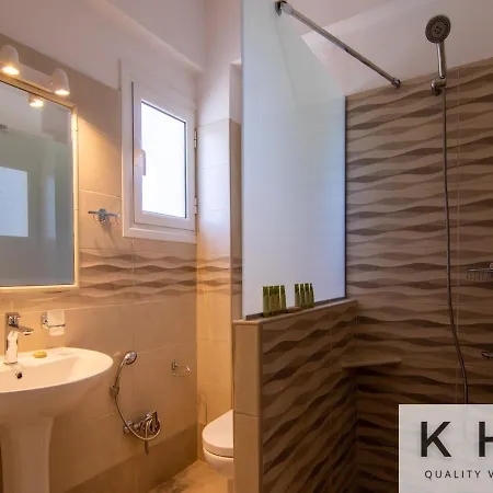 Red #1 & #2, 1 Minute From Megas Lakos リクスリオン