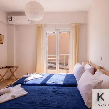 Red #1 & #2, 1 Minute From Megas Lakos アパート *