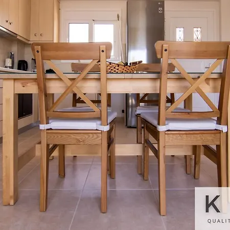 Red #1 & #2, 1 Minute From Megas Lakos アパート