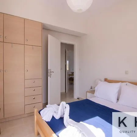 Red #1 & #2, 1 Minute From Megas Lakos アパート