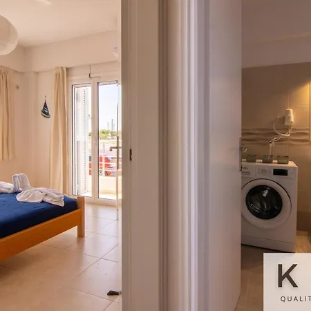 Red #1 & #2, 1 Minute From Megas Lakos アパート