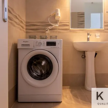 Red #1 & #2, 1 Minute From Megas Lakos アパート *