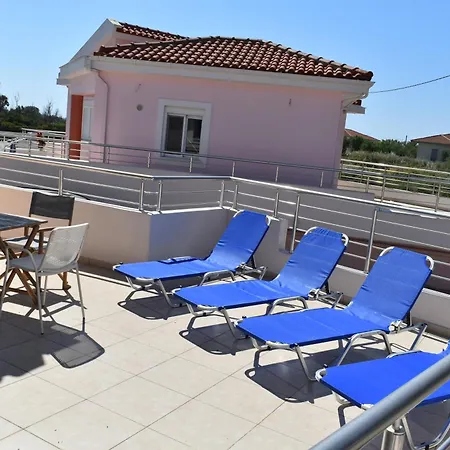 Red #1 & #2, 1 Minute From Megas Lakos アパート *